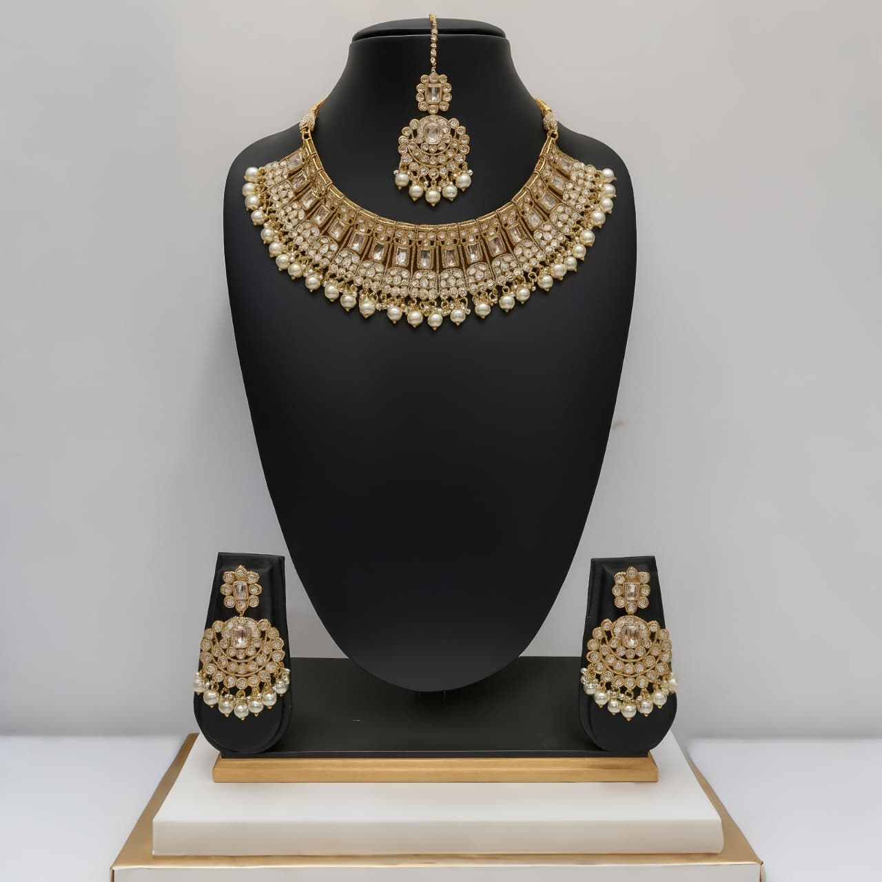 ✨ Royal Gold-Plated Bridal Choker Necklace Set with Earrings & Maang Tikka – Elegant Kundan & Pearl Design